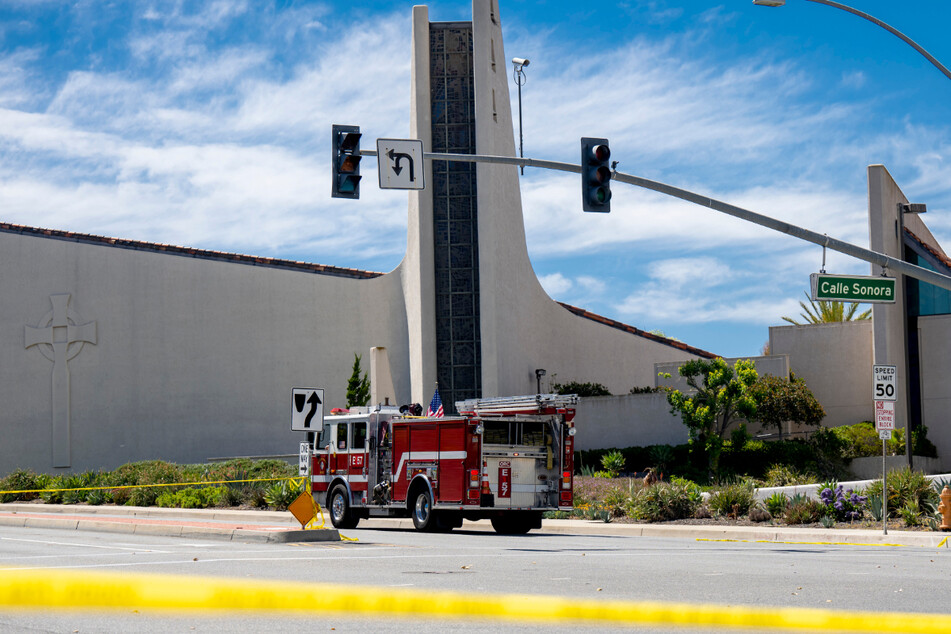 Ein Feuerwehrauto steht vor der Geneva Presbyterian Church.
