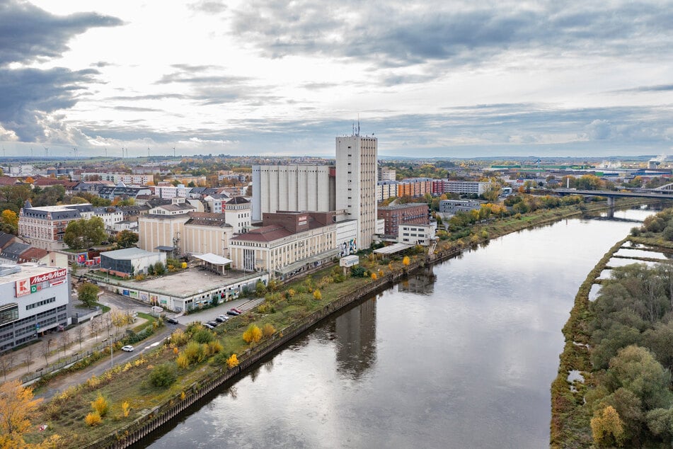 Das alte Mischfutterwerk "Muskator" prägt Riesas Stadtbild ...