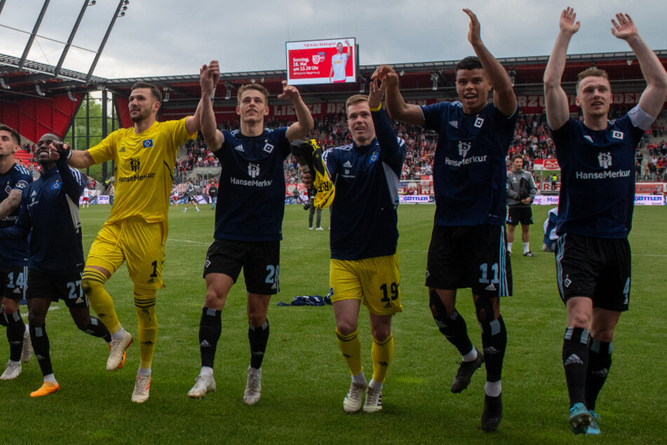 Die HSV-Spieler bejubelten nach dem Abpfiff nicht nur den souveränen Aufwärtssieg in Regensburg, sondern auch die Patzer der Aufstiegskonkurrenz.