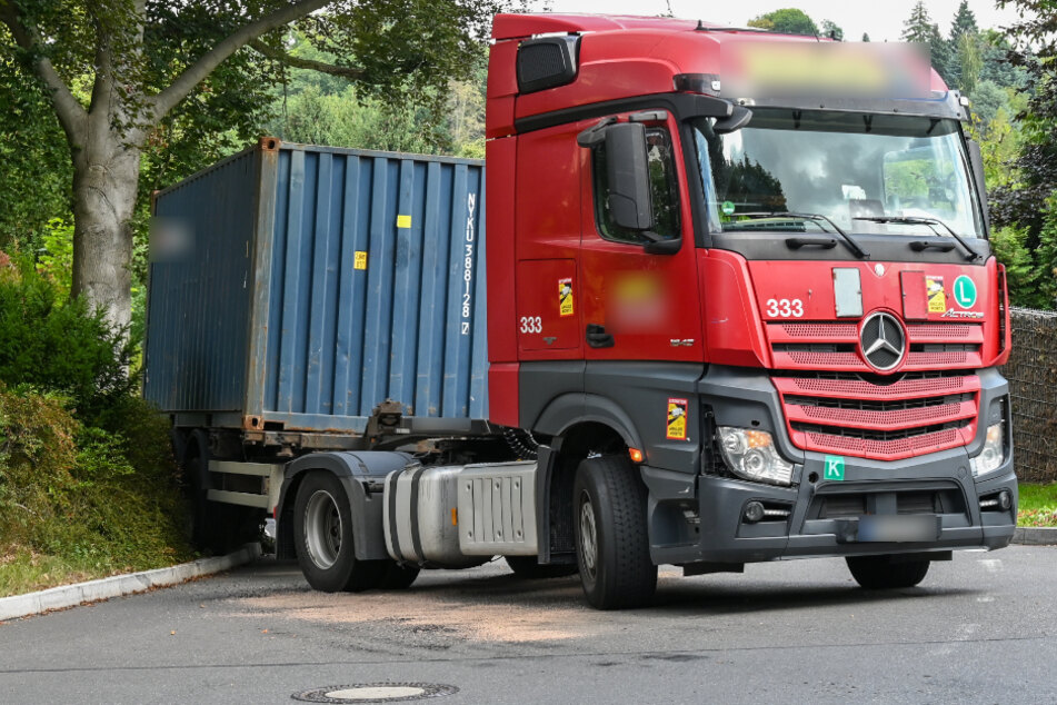 Missglückter Rangierversuch: Lkw bleibt im Gebüsch stecken