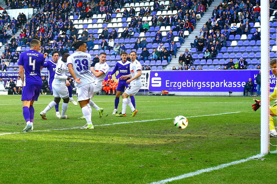 Wieder Pech: In Dresden und gegen Aachen traf Marcel Bär (32, 2. v.l.) die Latte - und hier im Heimspiel gegen Osnabrück den Pfosten. Das Glück ist derzeit nicht aufseiten des Torjägers.