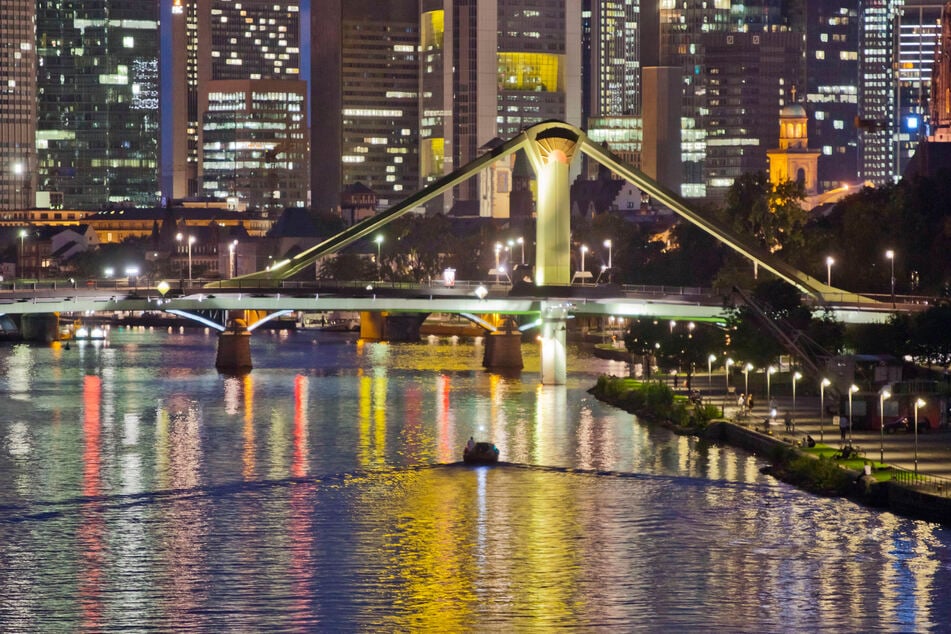 Am gestrigen Samstagabend sprangen die beiden Männer von der hier zu sehenden Flößerbrücke nahe der Frankfurter Innenstadt in den Main.