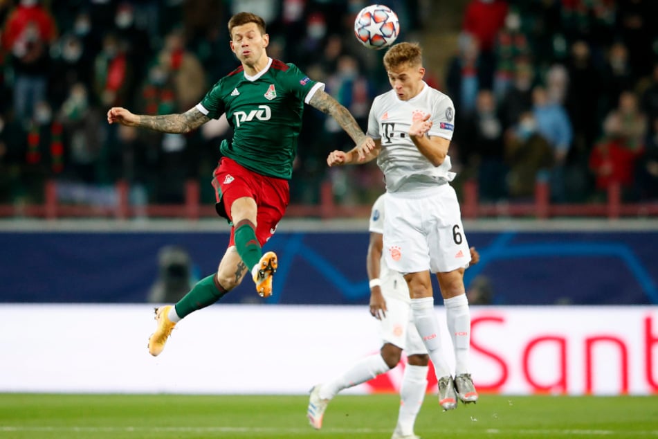 Moskaus Fedor Smolov (l.) und Bayerns Joshua Kimmich im Kopfballduell.