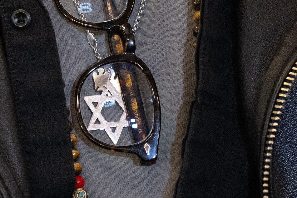 Die Davidsternkette trägt Gil Ofarim im Gericht offen. Dass er im Hotel deshalb antisemitisch beleidigt wurde, konnte durch Zeugenaussagen bislang nicht untermauert werden.