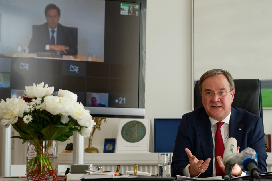 Armin Laschet, Ministerpräsident von Nordrhein-Westfalen (CDU), spricht bei einer gemeinsamen Video-Pressekonferenz zusammen mit Mark Rutte, Ministerpräsident der Niederlande.