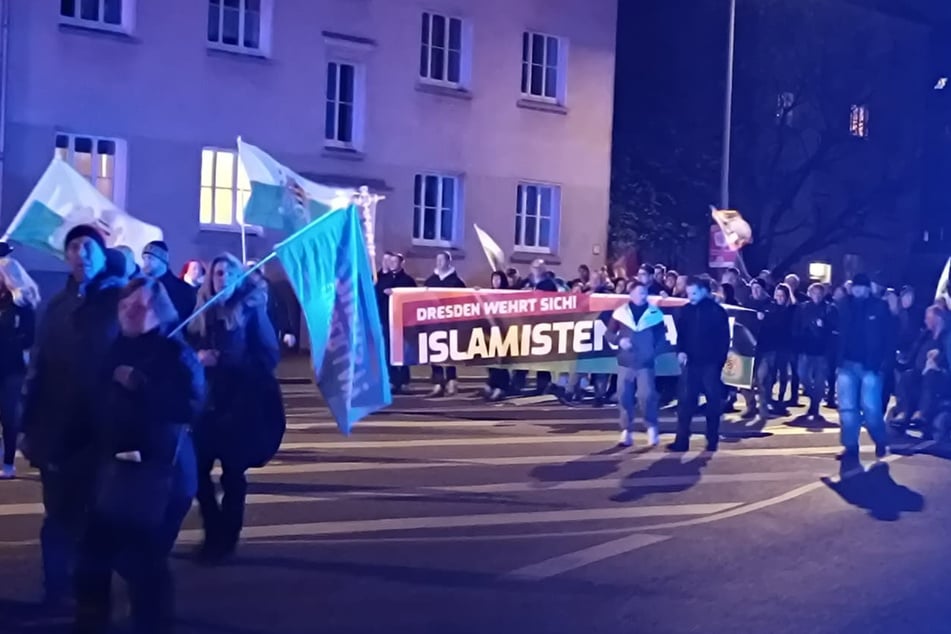 Die Demo der Freien Sachsen scheint etwas mehr als 150 Menschen anzuziehen.