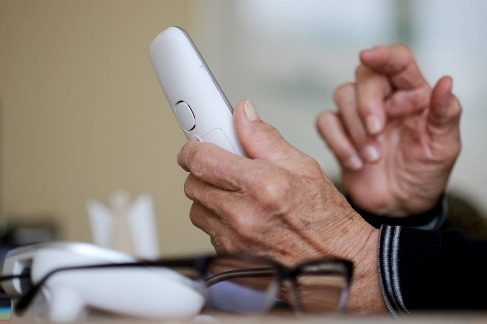 Für den 84-Jährigen ist klar: Dieser Anrufer ist kein echter Engel. (Symbolbild)