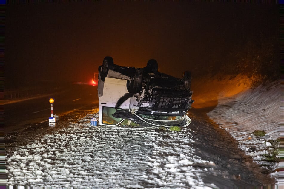 Ein Transporter liegt auf dem Dach nach einem durch Eis und Schnee bedingten Unfall auf der A71 bei Suhl.