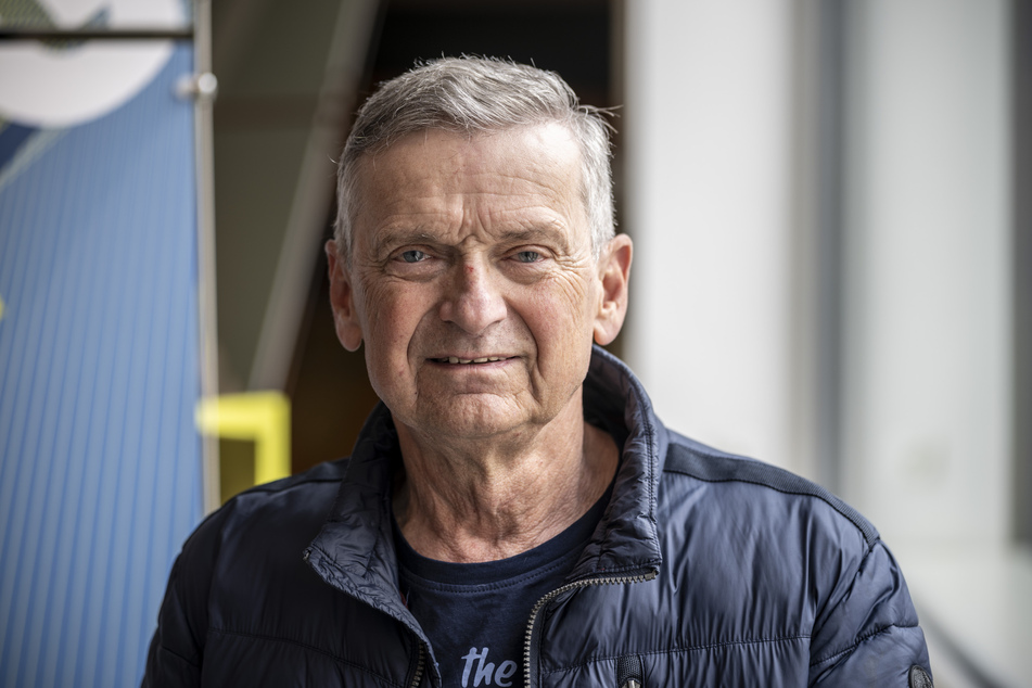 Manfred König (72) aus Oberwiesenthal ist wegen des Rindes auf der Hut.