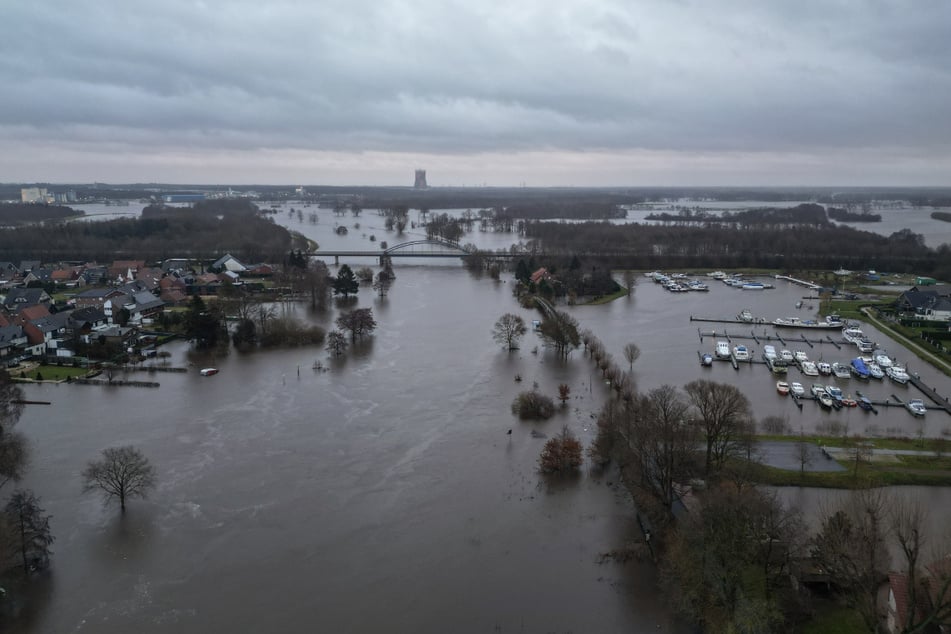 Die Ems in Haren ist über die Ufer getreten und überschwemmt Flächen im Stadtgebiet.