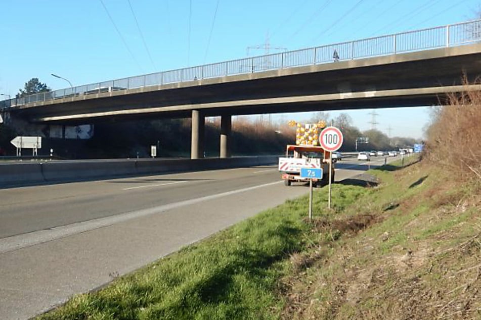 Das Brückenbauwerk "Rather Straße", das über die A559 führt, soll aufgrund maroder Bausubstanz abgerissen werden.