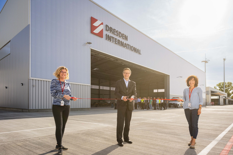 Finanzvorstand der Flughafen AG Ingo Ludwig (53) schneidet vor dem neuen GAT-Hangar das Eröffnungsband durch.