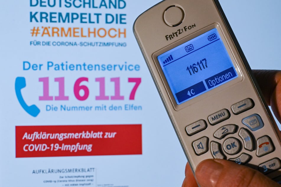 Ein Telefon mit der Nummer 116117 der Kassenärztlichen Vereinigungen ist zu sehen.