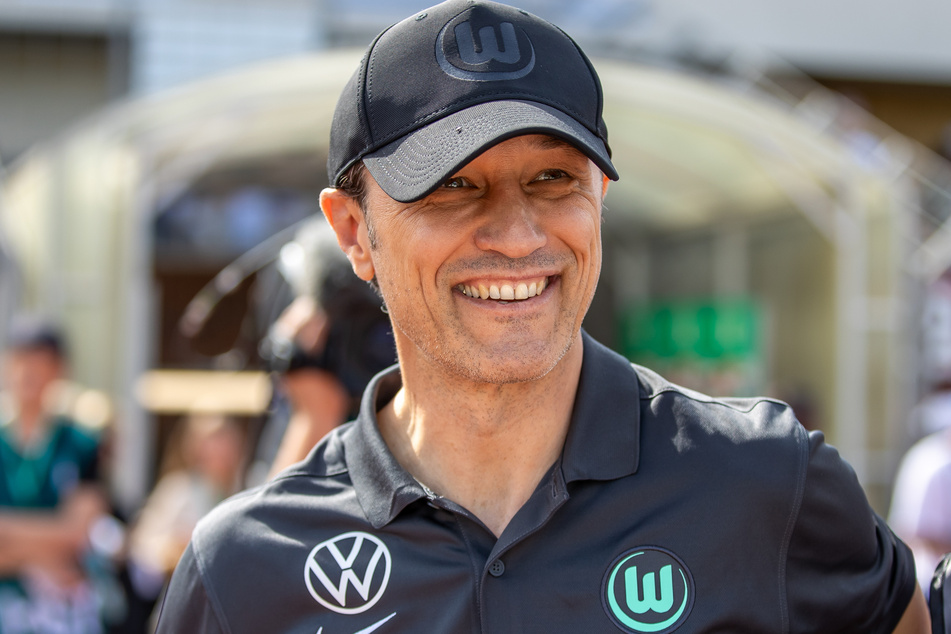 Wolfsburg-Trainer Niko Kovac (51) strahlt. Logisch, denn die nächsten Tage ist er im Urlaub.