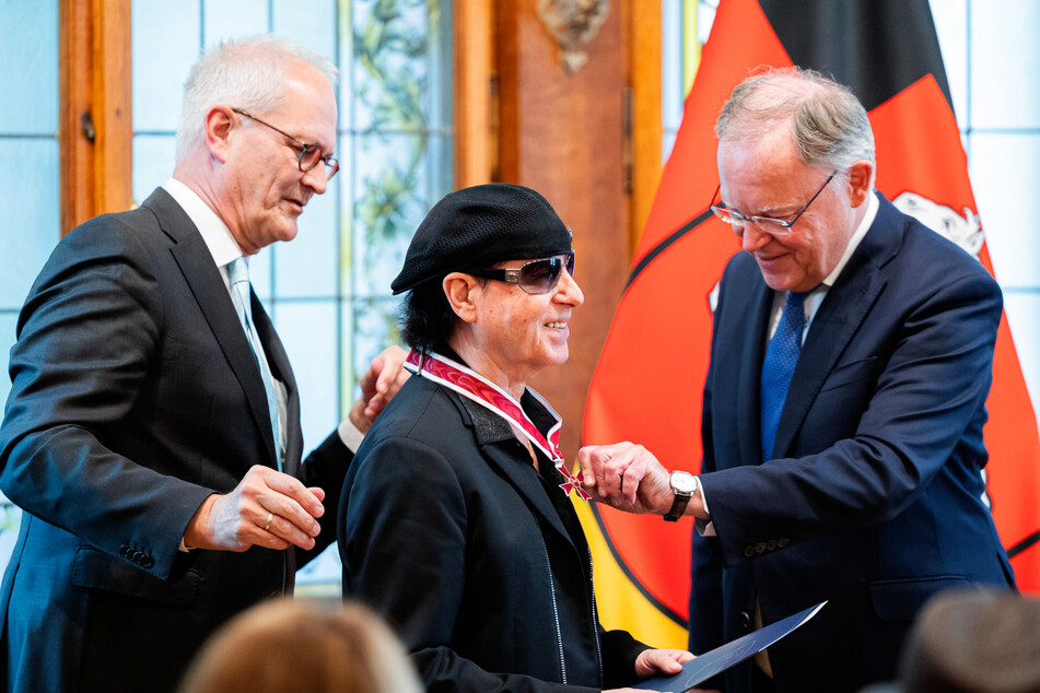 Niedersachsens Ministerpräsident Stephan Weil (64, SPD, r.) verleiht der Musikgruppe "Scorpions" um Frontmann Klaus Meine (75, M) das Große Verdienstkreuz.