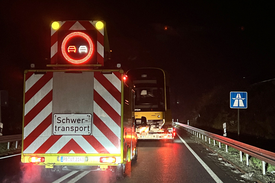 22.31 Uhr: Mit der entsprechenden Absicherung ging es in Bautzen auf die Autobahn. Dafür mussten kurzzeitig ein paar Verkehrsschilder aus dem Weg geräumt werden.