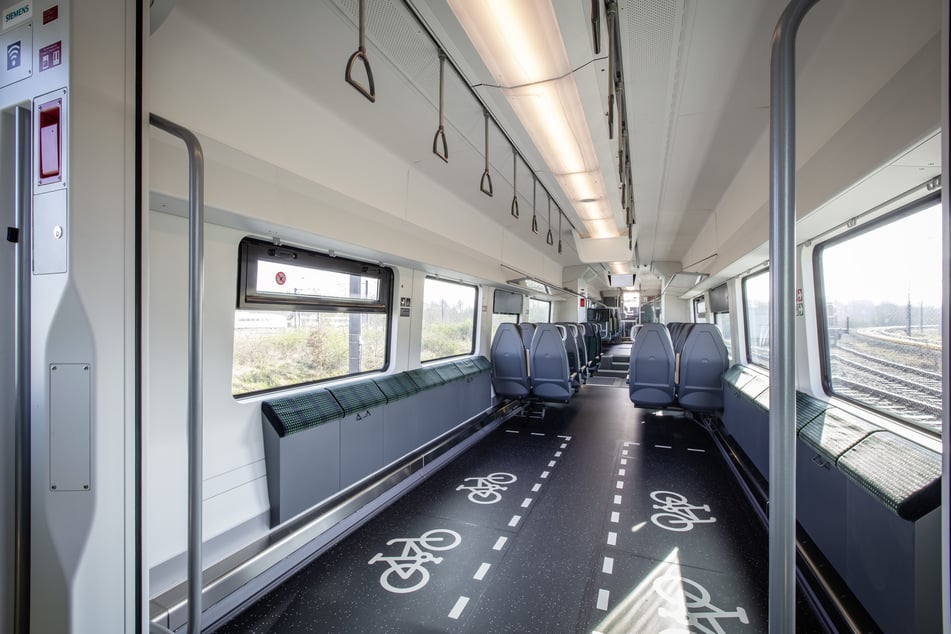 Viel Platz für Fahrräder, dafür keine Klappsitze: Die neuen Bahnen bieten große Mehrzweckbereiche.