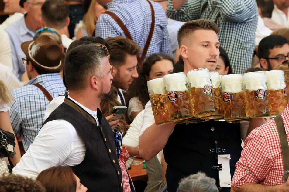 Regen und Wind zum Wiesn-Endspurt: Zelte werden dichtgemacht