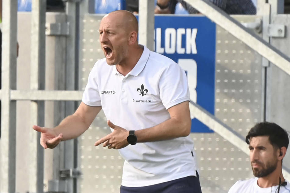 Darmstadts Coach Torsten Lieberknecht hatte seinen Jungs in der Pause wohl einiges erzählt, denn die kamen wesentlich druckvoller aus der Kabine.