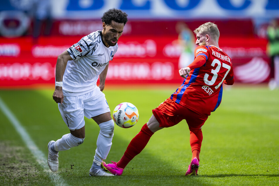 Bald wieder in einer Liga? Herbert Bockhorn (28, l.) überspielt Jan-Niklas Beste (24, r.) vom Bundesliga-Aufsteiger Heidenheim am 31. Spieltag der Vorsaison. Das Spiel endete mit einem 0:0-Unentschieden.