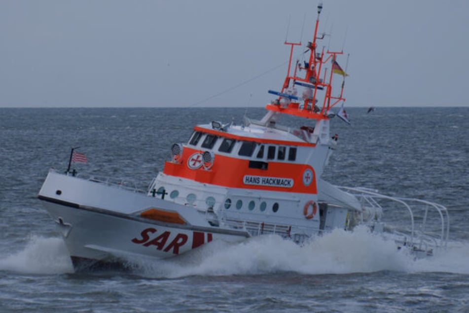 Der Seenotrettungskreuzer "HANS HACKMACK" rückte aus und nahm die Patientin an Bord. Später wurde sie mit einem Hubschrauber in eine Klinik geflogen. (Archivfoto)