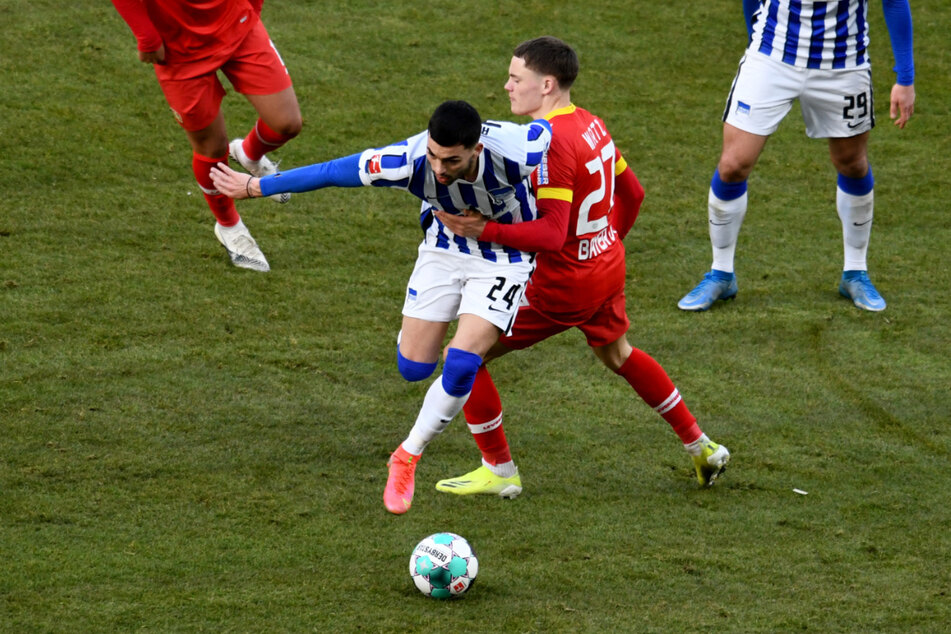 Herthas Nemanja Radonjic (24/l.) im Zweikampf mit Leverkusens Florian Wirtz (19). Die Winter-Leihgabe machte gegen Freiburg sein bislang bestes Spiel.