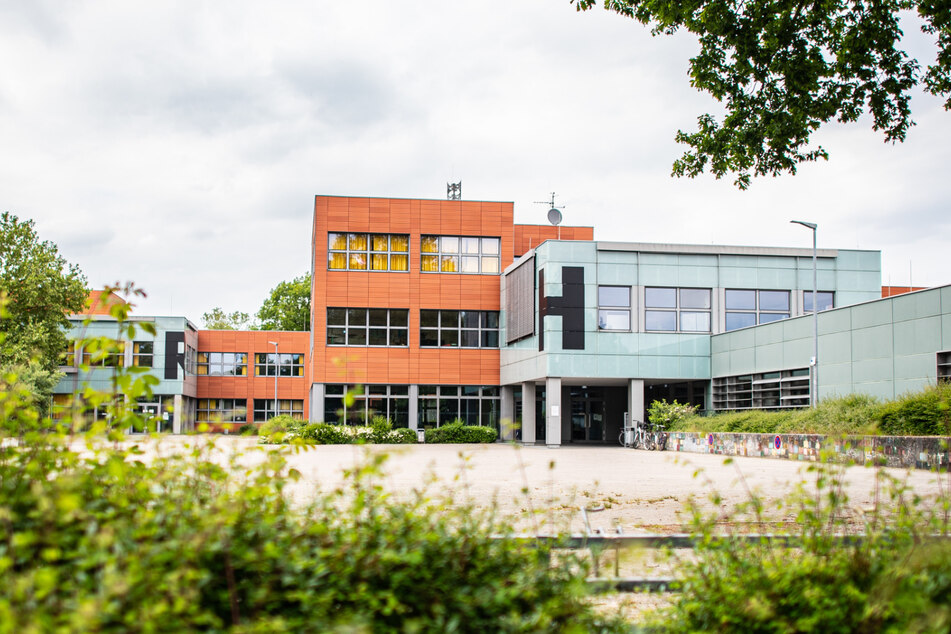 An der Schule im nordrhein-westfälischen Münster sind vier Schüler und zwei Lehrer positiv auf das Coronavirus getestet worden.