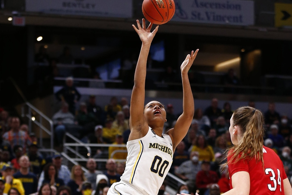 Wolverines forward Naz Hillmon led the way with 17 points against South Dakota.