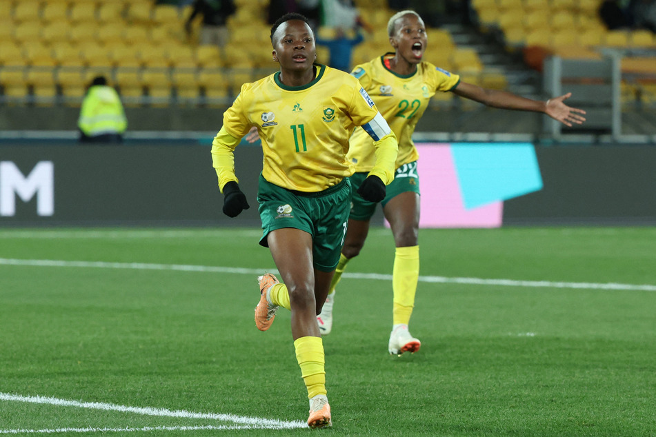 Während der Partie bejubelte Thembi Kgatlana (27, v.) ihren Treffer noch, nach dem Spiel schien ihr jedoch nicht zum Feiern zumute zu sein.
