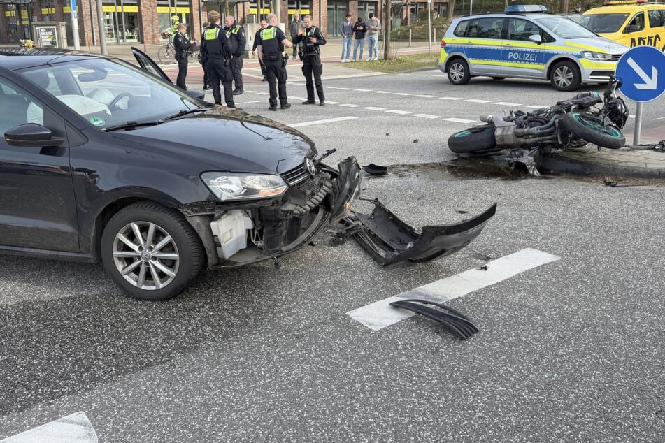 VW und Motorrad krachen ineinander: Zwei Personen im Krankenhaus