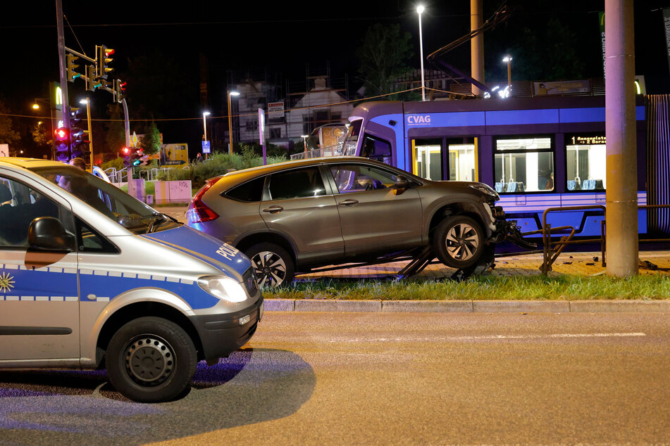 Der Honda knallte auf ein Geländer an der Kreuzung Zwickauer Straße/Reichsstraße.