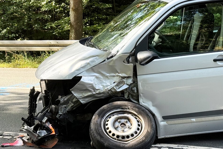 Bilder lassen die Wucht des Unfalls zwischen dem Auto und Motorrad erahnen.