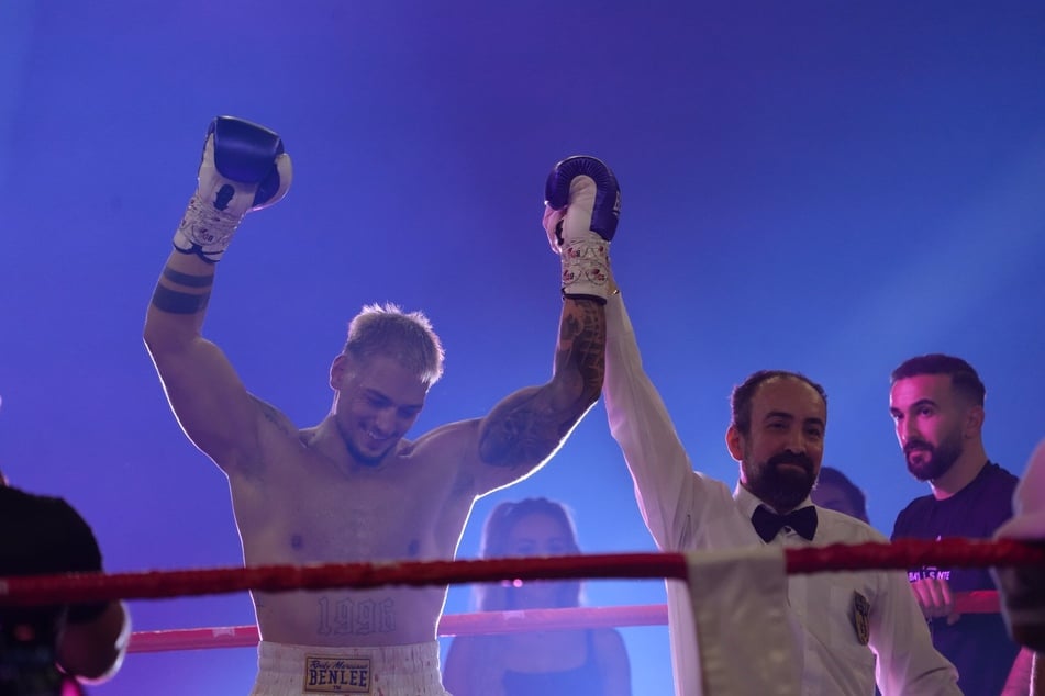 Max (l.) gewinnt durch K.o.