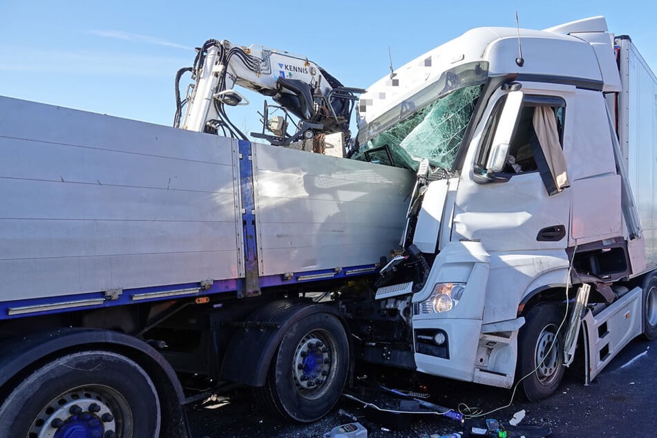 Unfall A4: Mercedes-Lkw kracht bei A4-Raststätte in Sattelauflieger: 100.000 Euro Sachschaden!