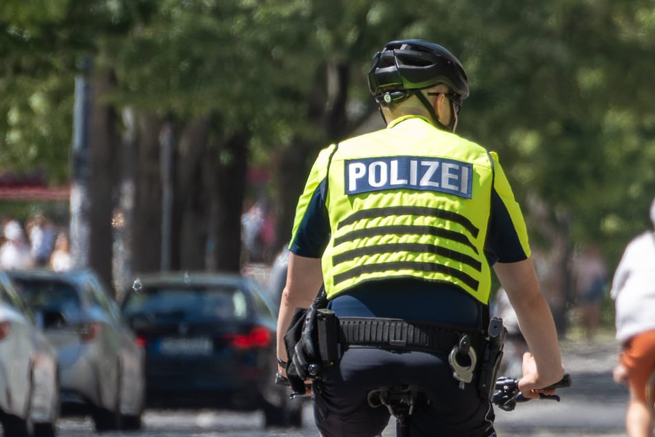All Cops are Biker: Mit einem geliehenen Drahtesel konnten die Polizisten die drei davon geeilten Jugendlichen schnappen. (Symbolbild)