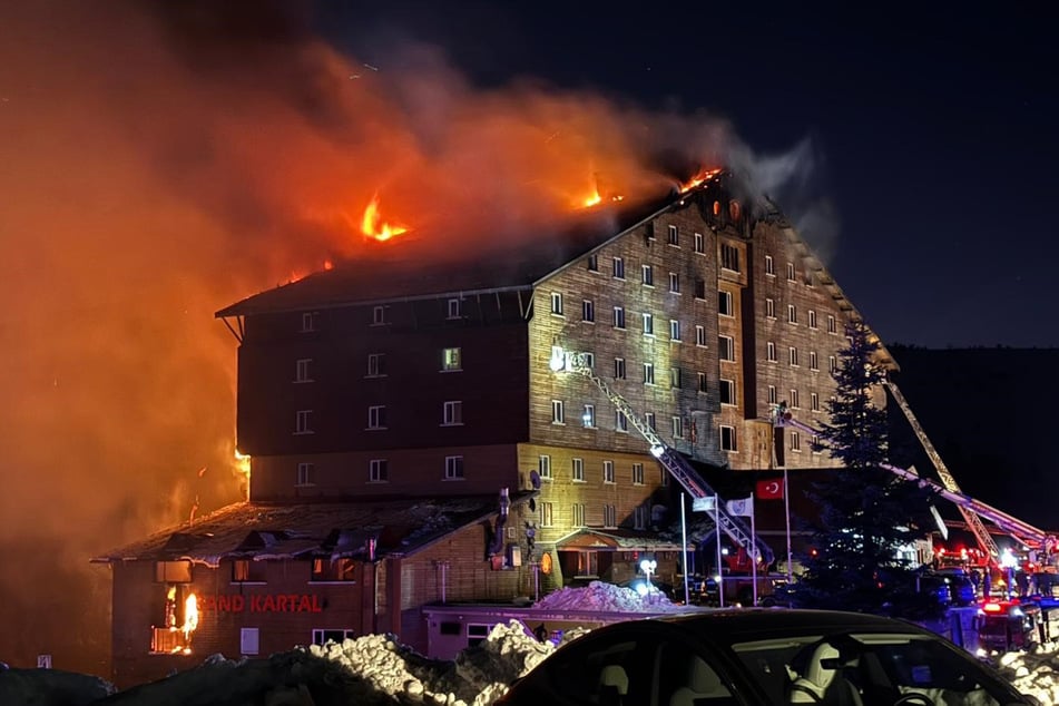 Mindestens zehn Menschen kamen ersten Erkenntnissen bei dem Hotel-Brand ums Leben.