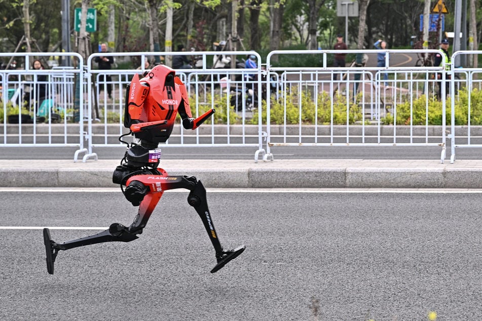 Gestatten: Roboter "Blitz" des Handyherstellers Honor, der beim diesjährigen Peking-Halbmarathon seinem Namen alle Ehre gemacht hat und mit einer Zeit von 50 Minuten und 26 Sekunden ins Ziel "geflogen" ist.