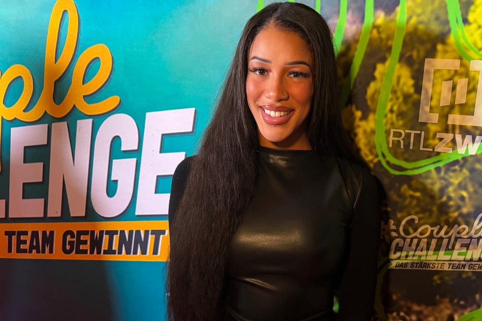 Die 26-Jährige konnte am Mittwoch bei der Premiere von "Couple Challenge" schon wieder strahlen - und das, obwohl ihr Ex nur wenige Zentimeter von ihr entfernt stand.