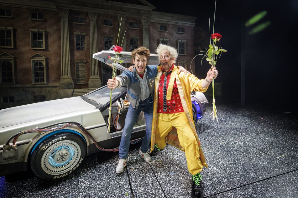 Jan Kersjes (45, r.) und Raphael Groß (30) feiern die erfolgreiche Premiere stilsicher vor dem DeLorean.