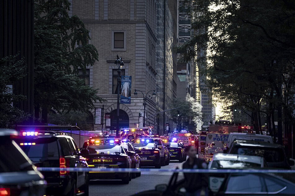 Einsatzkräfte der Polizei am Tatort auf der 52nd Street zwischen Park und Lexington Avenue.
