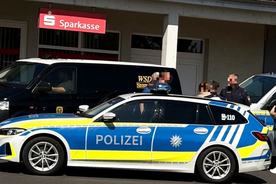 Vor der Sparkassen-Filiale in Kolitzheim-Unterspiesheim im Landkreis Schweinfurt kam es am Freitag zu einem bewaffneten Überfall auf einen Geldtransporter.