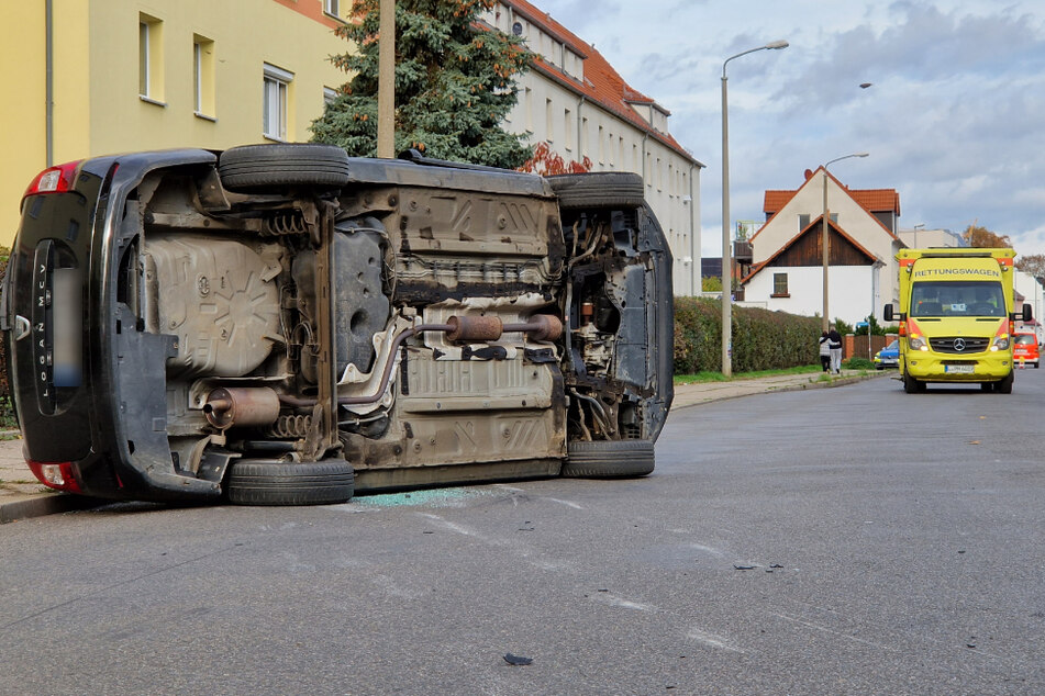 Umgekippt und liegen geblieben: Am Dienstag kam es in Leipzig zu einem Autounfall.