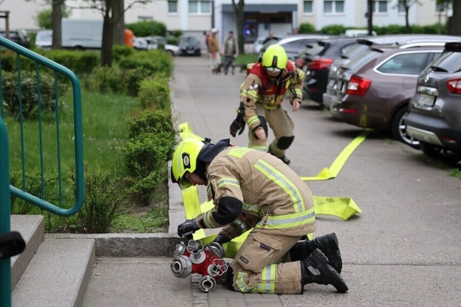 Die Feuerwehr bereitet den Löschangriff vor.