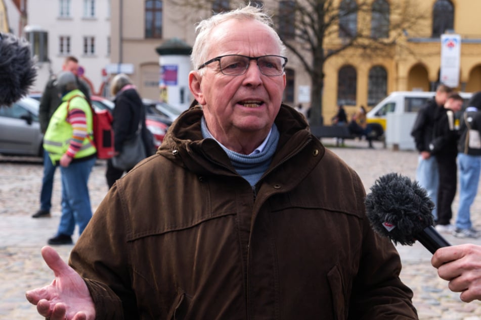 Umweltminister Till Backhaus (67, SPD) hat auf eine Demo in Wismar über das schwere Schicksal des Wals gesprochen.