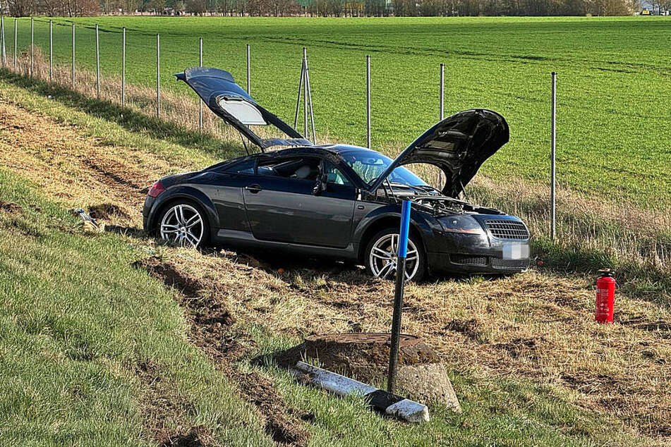 Nach einem Überschlag ist der TT wieder auf den Rädern zum Stehen gekommen.