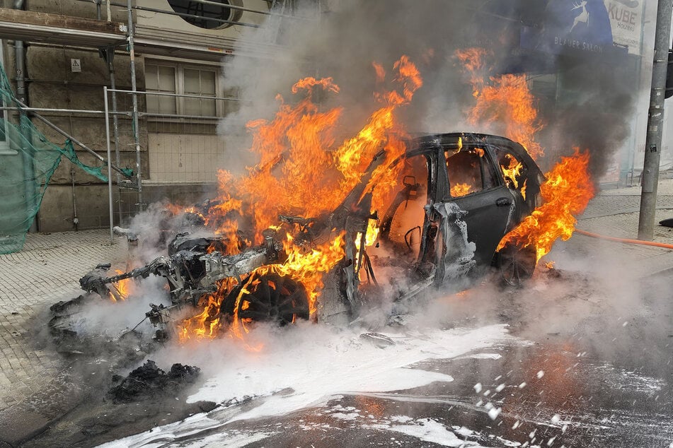 Dresden: BMW brennt vor Parkhotel komplett aus
