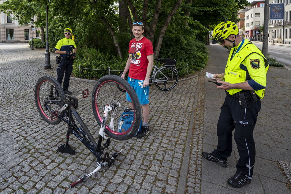 Alles auf den Kopf gestellt: Die Polizei kontrollierte in Zwickau auch den Radfahrer Marcel Kretzschmar (38).