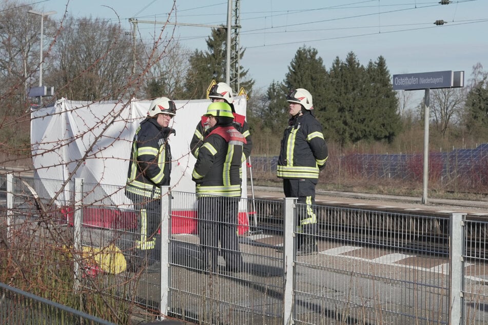 Am Samstagmorgen gegen 7.45 Uhr ist auf dem Bahnhof Osterhofen eine Person tödlich von einem Zug verletzt worden.