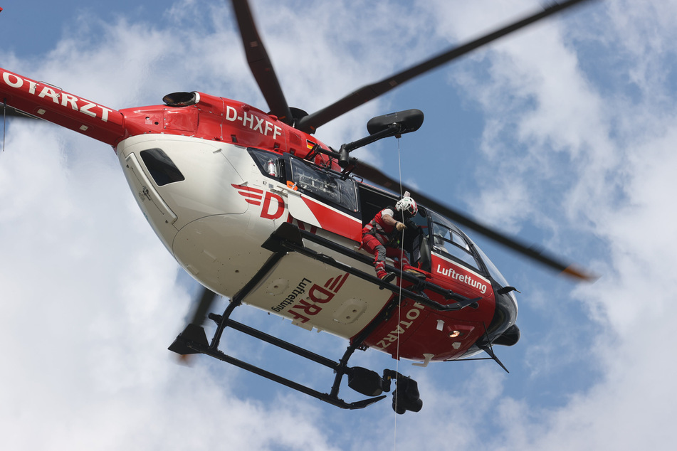 Für die Rettung des 18-Jährigen kam ein Hubschrauber zum Einsatz. (Symbolbild)