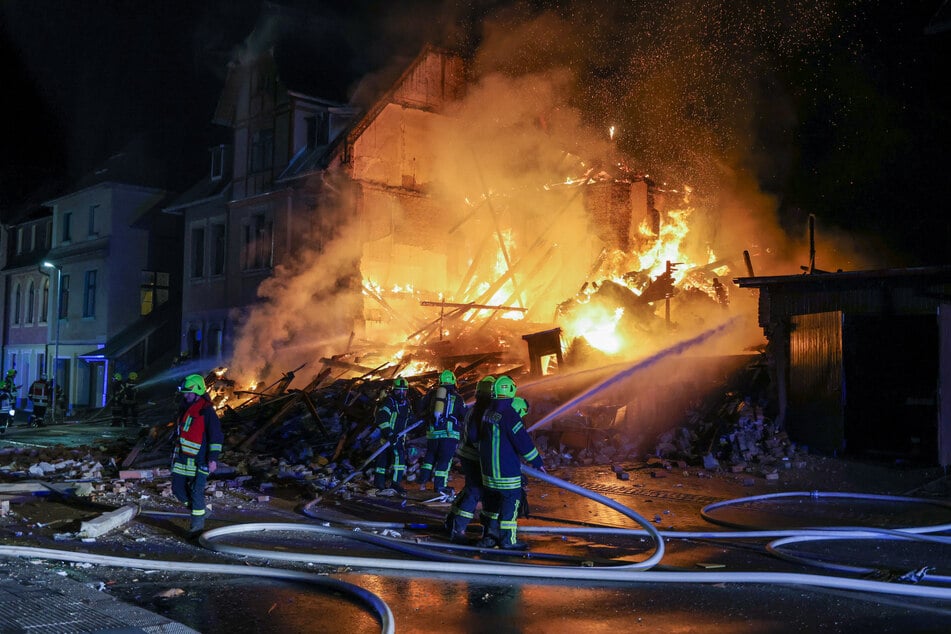 Nach einer Explosion stand eines der Mehrfamilienhäuser lichterloh in Flammen. Auch auf das benachbarte Haus griff der Brand über.